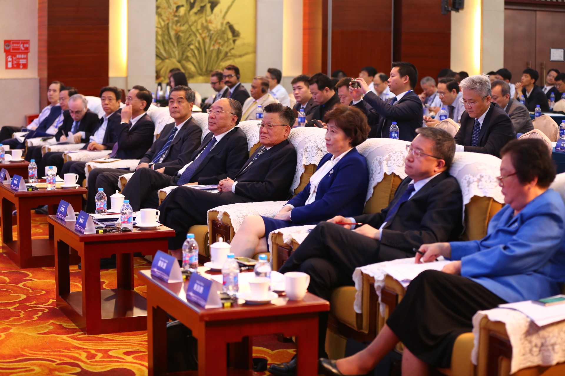 与会嘉宾前排.jpg 与会嘉宾前排.jpg