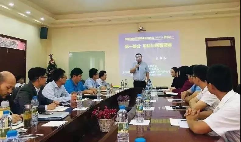 承包商会会培部周超主持开班仪式.jpg 承包商会会培部周超主持开班仪式.jpg